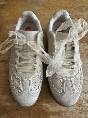 Women’s Cream Lace-Up Casual Sneakers